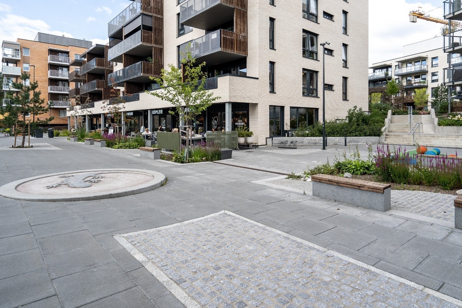 Myrvoll Torg med bl.a. Baker Nordby, Kiwi, frisør m.m. Galleribilde