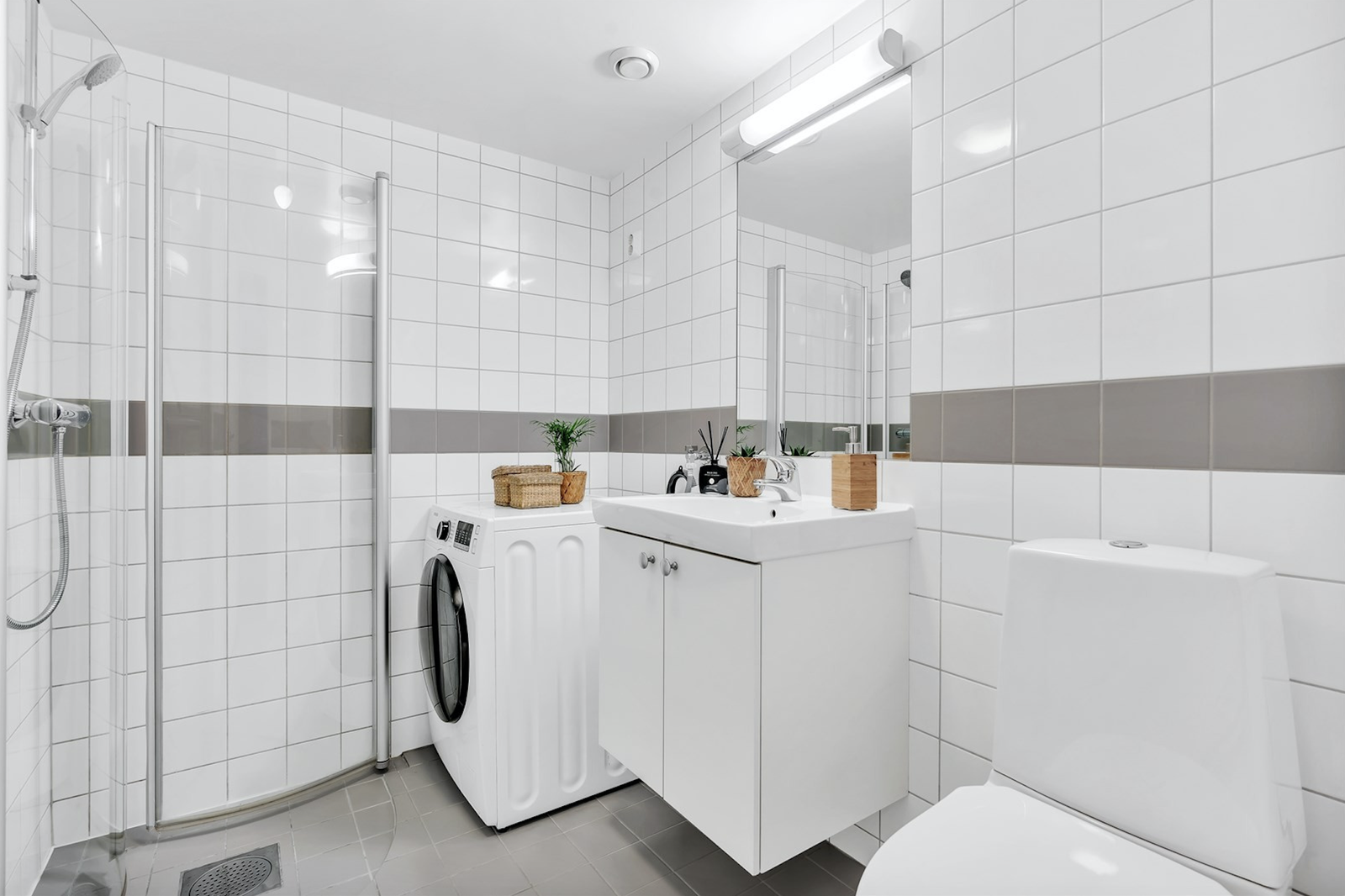 Lyst og fint bad med kombimaskin. Galleribilde