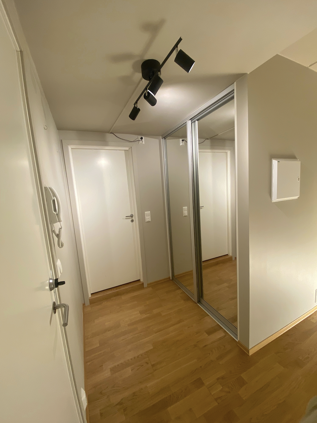 Skyvedørsgarderobe i gang. Galleribilde