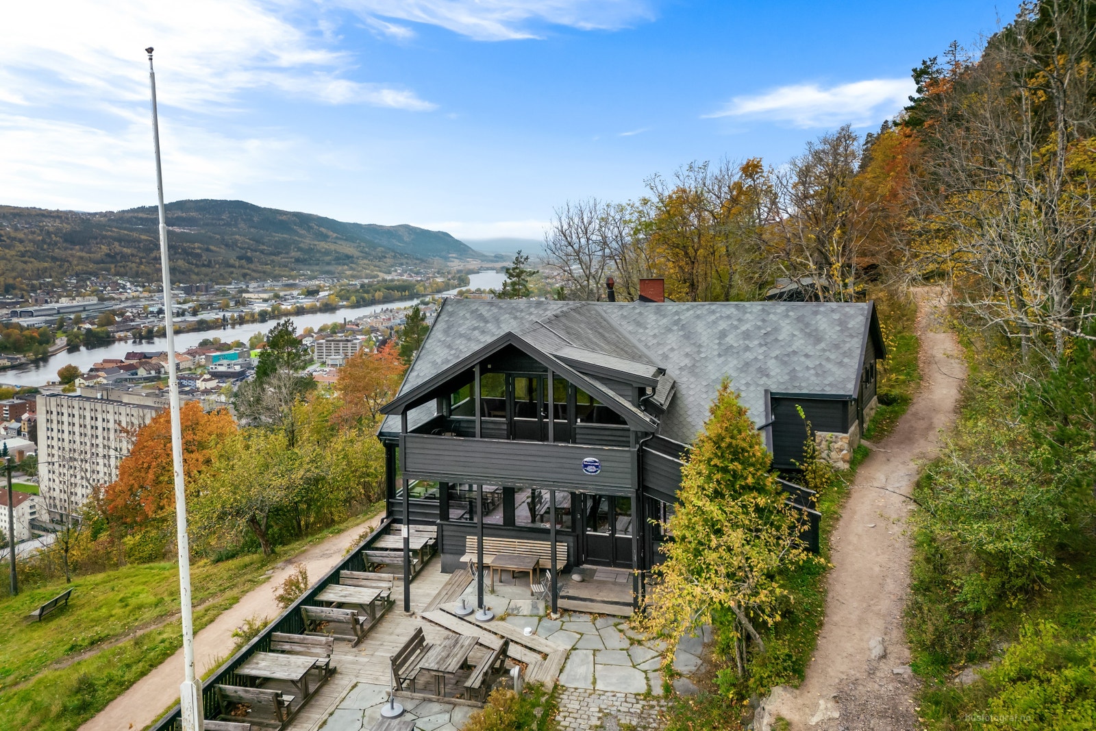 Åspaviljongen med uteservering Galleribilde