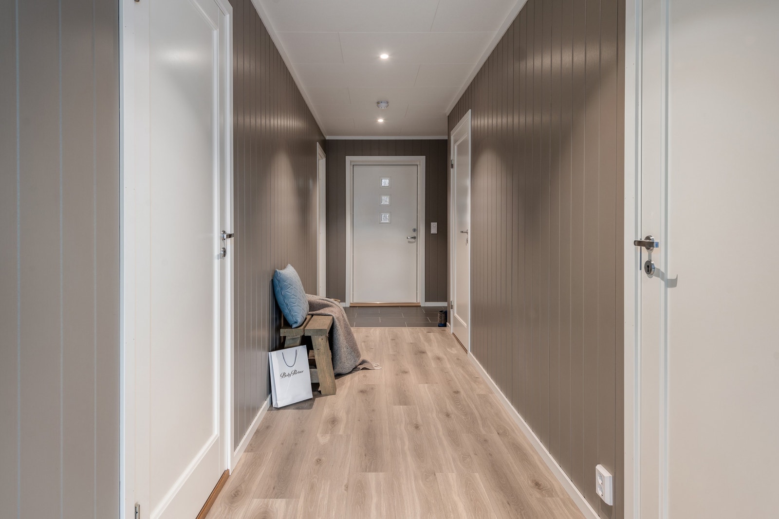 Romslig gang og entre med mange oppbevaringsmuligheter. Lett tilgang til teknisk bod og mer oppbevaring. Det er varmekabler i gulv og spotter i tak. Galleribilde