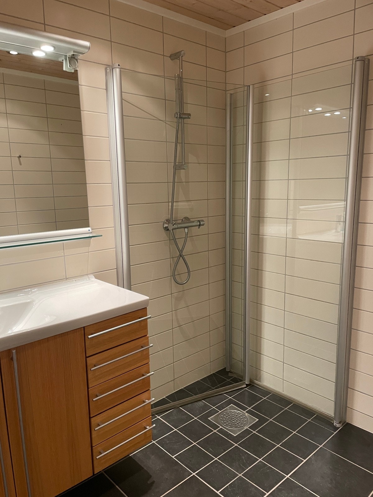 Bad med vegghengt toalett og dusjhjørne Galleribilde