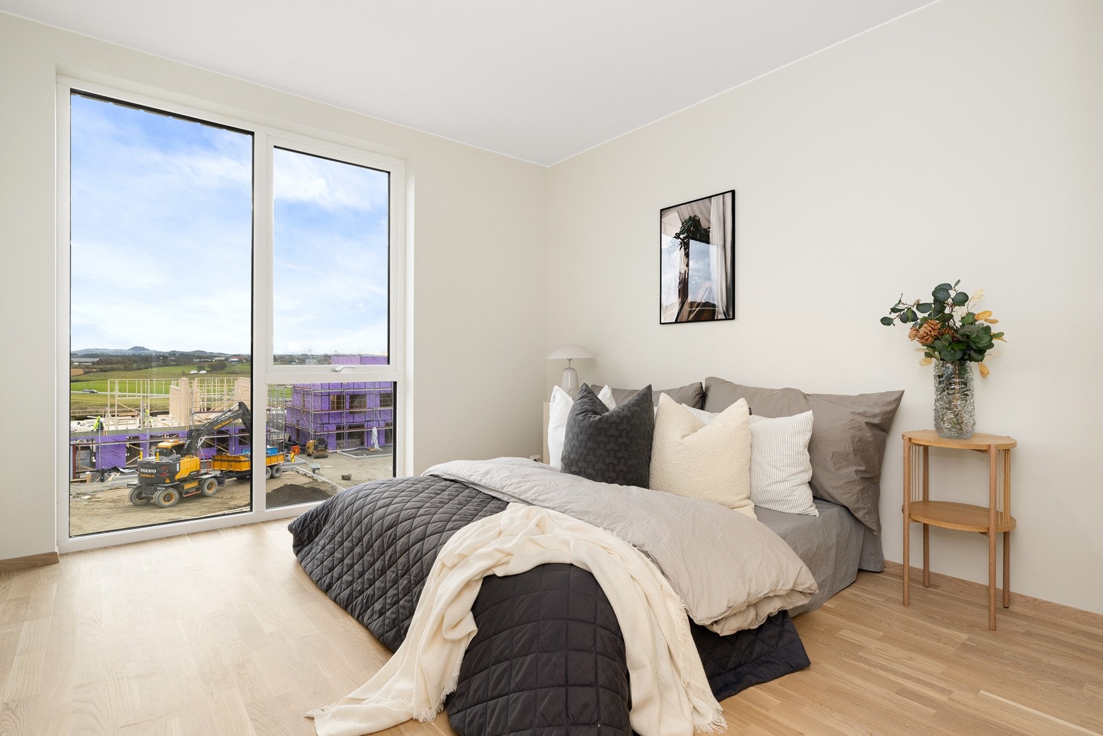 Hovedsoverommet oppe ligger i suiteløsning med badet og et flott walk-in closet Galleribilde