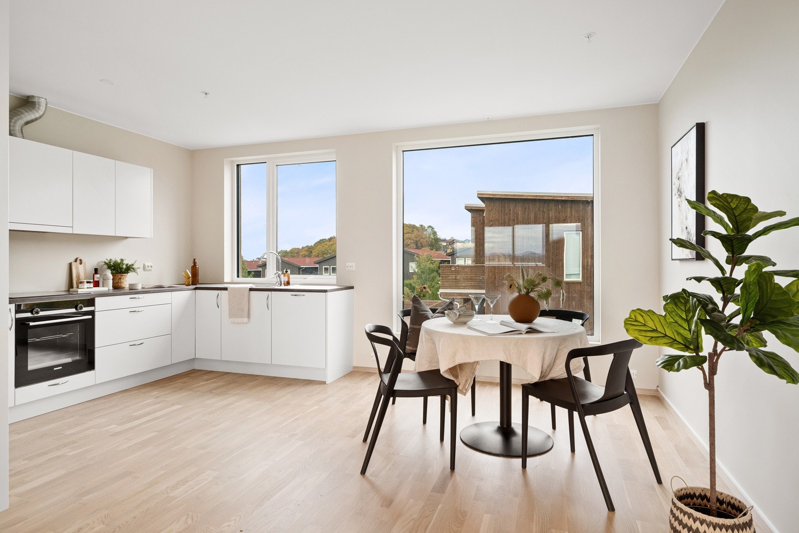 Innredningen fra Bjerks trevarefabrikk har hvite, glatte fronter og mørk benkeplate av laminat med dobbel oppvaskkum. Galleribilde