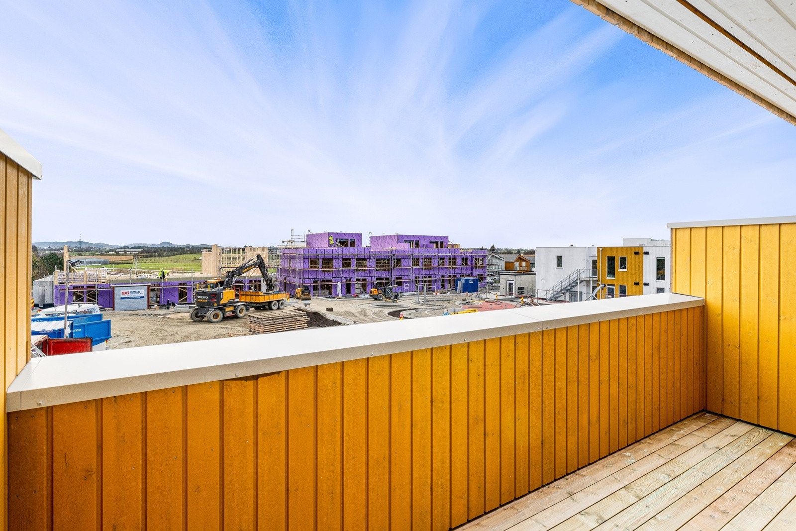 Uteområder med utsikt på begge sider av boligen. Galleribilde