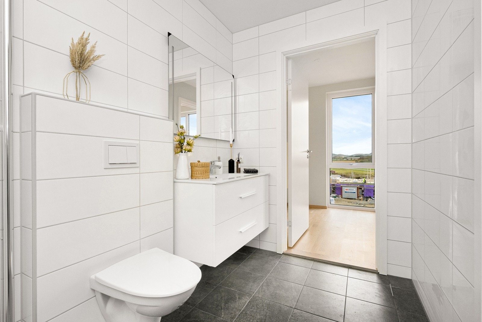 Badet oppe ligger i tilknytning til garderoben ved hovedsoverommet, men har også adkomst fra gangen. Galleribilde