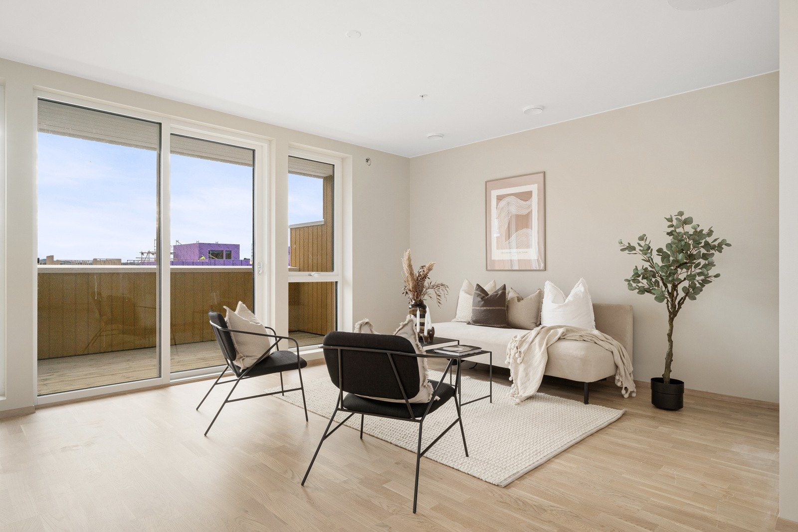 På stuegulvet er det lagt lys parkett, som står godt til veggflater malt i en dus og trendy beigetone Galleribilde