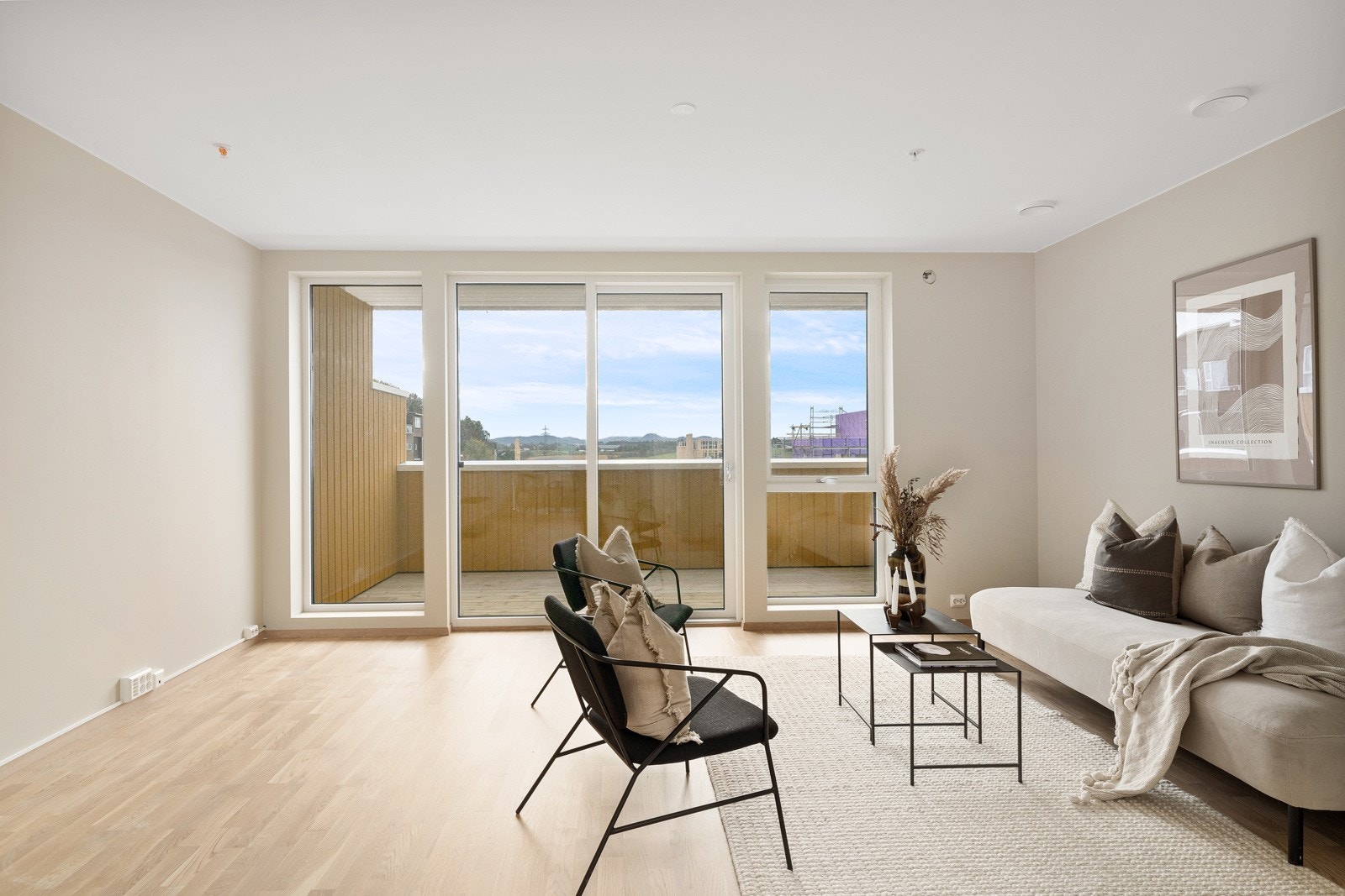 Det er store vinduer på begge sider av rommet, noe som gir fin utsikt og et flott gjennomlys i stuen. Galleribilde