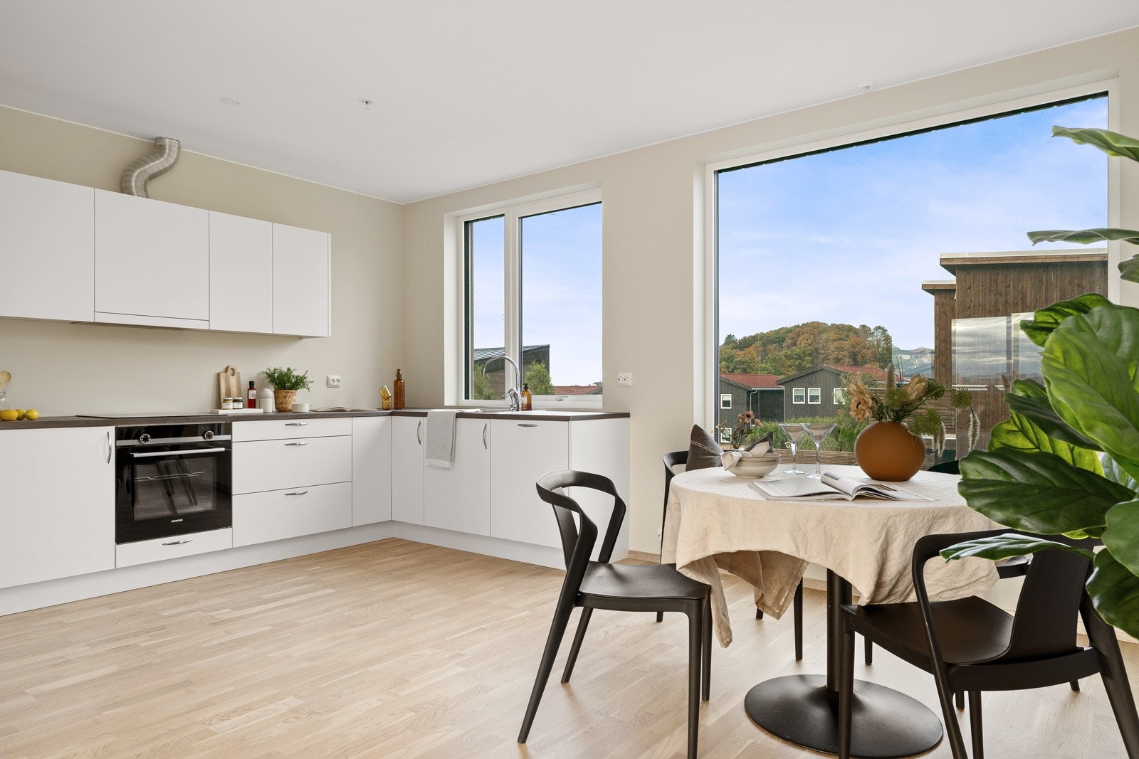 Kjøkkenet er tidløst og delikat, oppført i en stor og smart U-form der både store og små kan bli med på matlagingen. Galleribilde