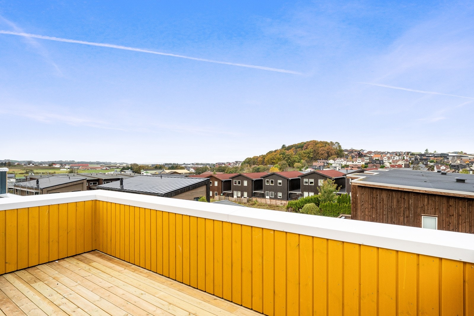 Herfra er det også utgang til stor takterrasse med flott utsikt og kveldssol Galleribilde