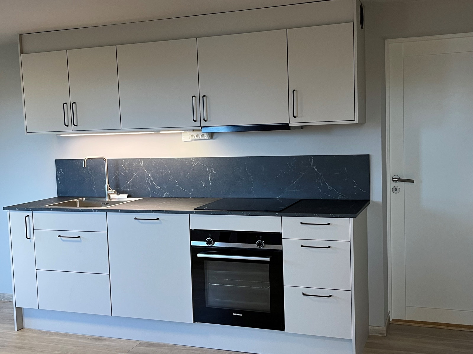 Eget vaskerom og bod med inngang fra kjøkken Galleribilde