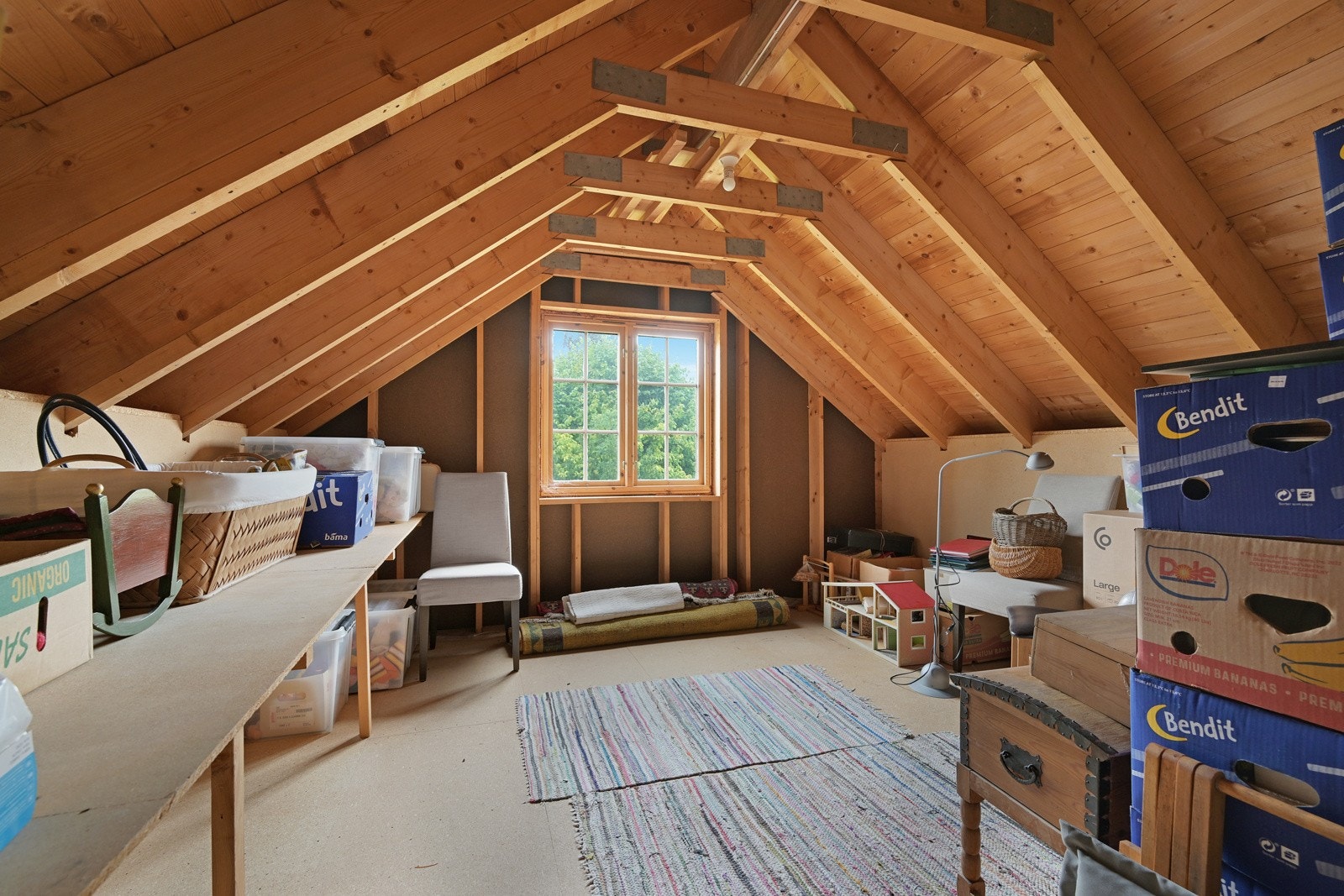 I 2. etasje er det i tillegg et stort disponibelt rom som eventuelt kan innredet til ekstra soverom Galleribilde