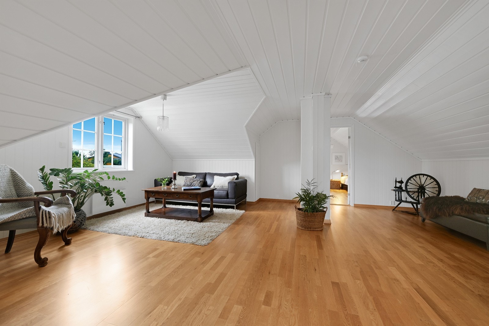 Da har fotografen tatt turen opp i øverste etasje hvor det finnes en stor loftstue Galleribilde