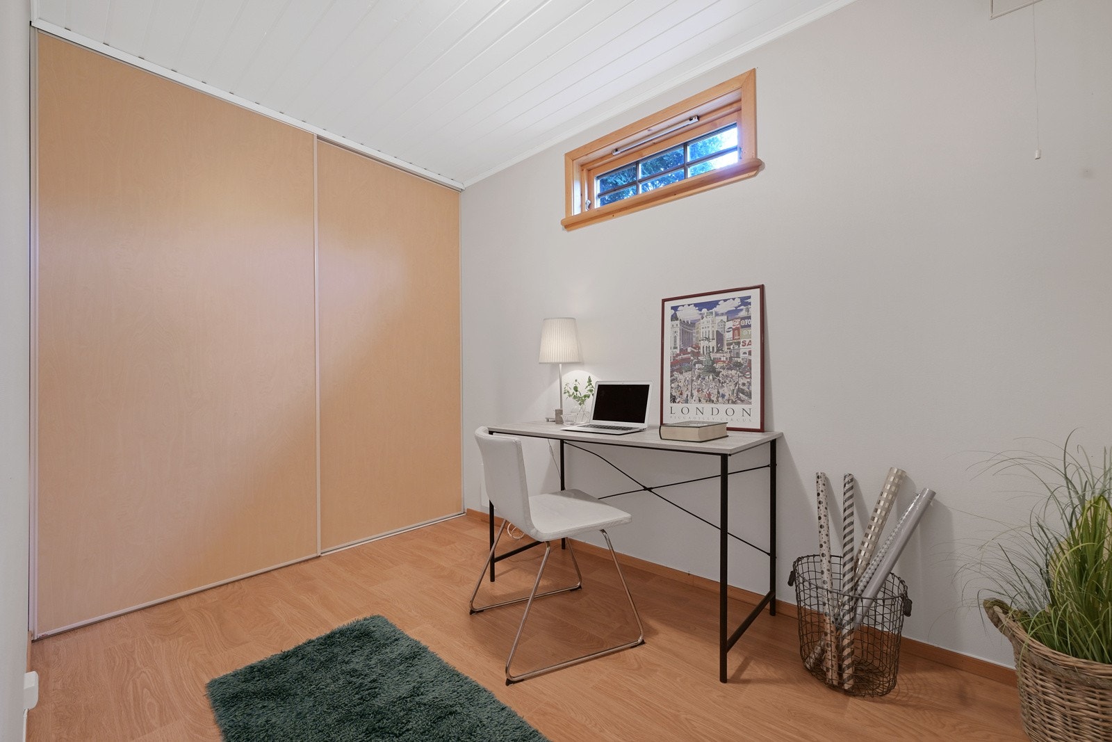 Gjesterom/kontor med kjellervindu og skyvedørsgarderobe Galleribilde