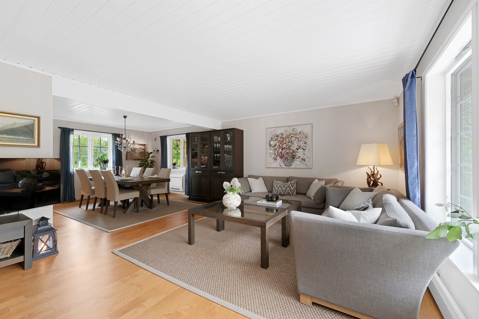 Her ser vi både spisestue og sofa-kroken Galleribilde