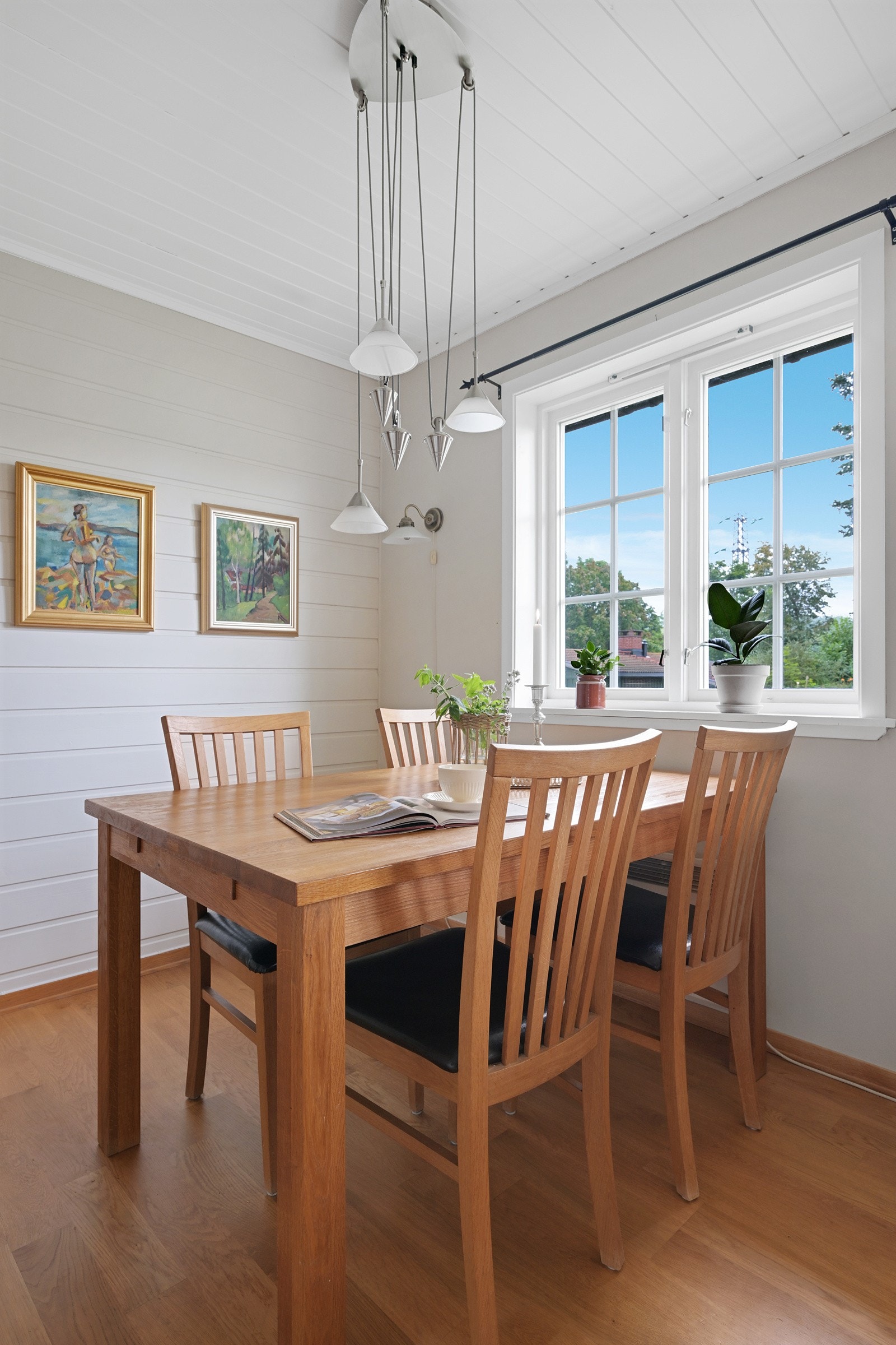 Det er som vi ser også plass til kjøkkenbord ved vinduet - her er det også fint morgenlys Galleribilde