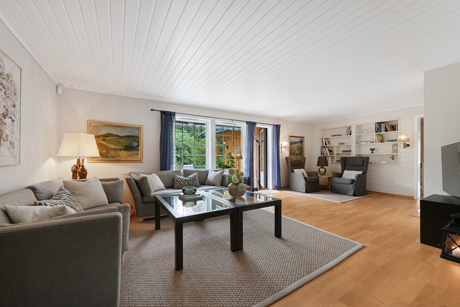 Det er som vi ser også plass for en fin lesekrok og tv-stoler Galleribilde