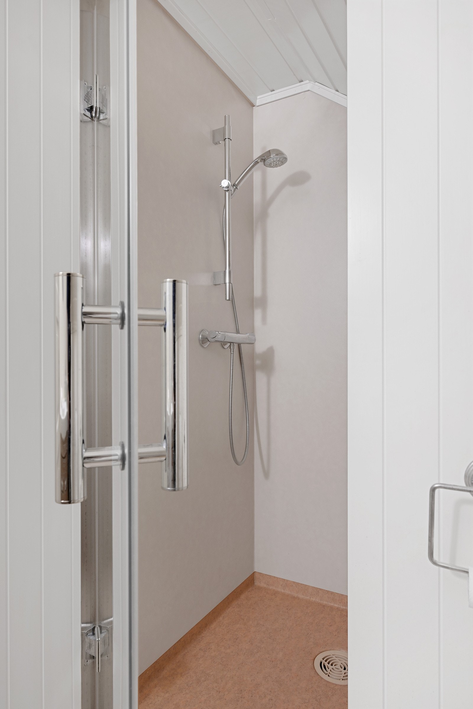 Ikke så store badet men er det både dusj, wc og servant med baderomsinnredning Galleribilde