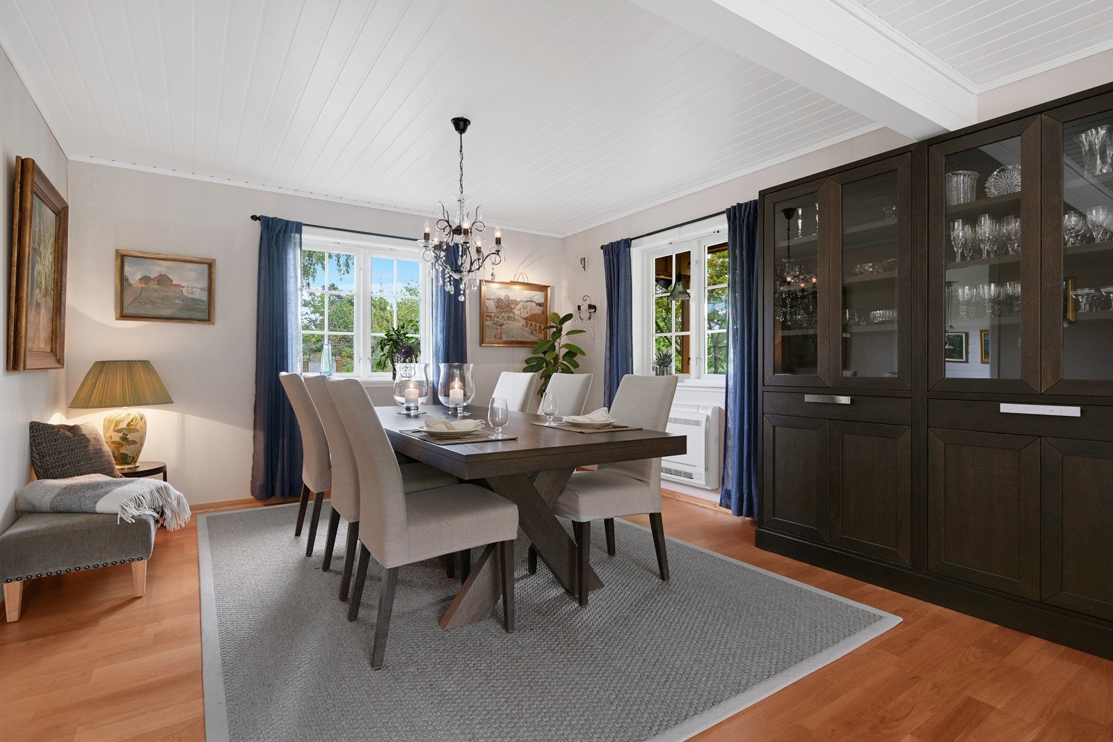 Spiestue med plass for langbord Galleribilde