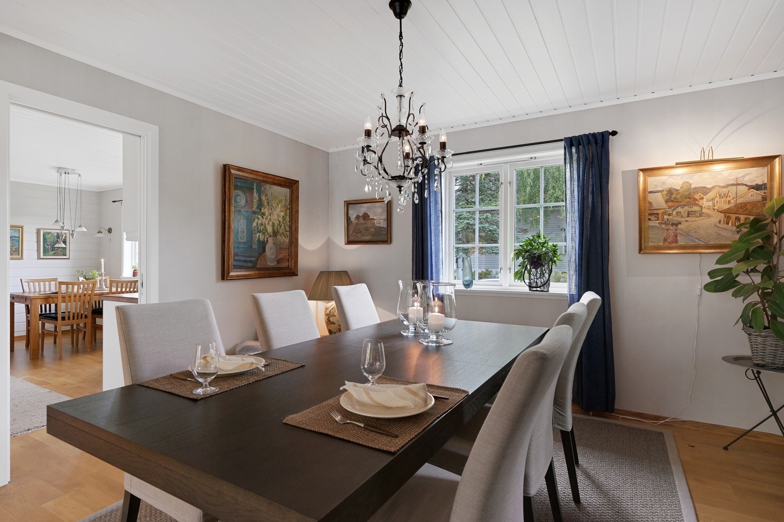 Her ser vi fra spisestua og mot kjøkkenet - god plass for spisebord/langbord i begge rommene Galleribilde