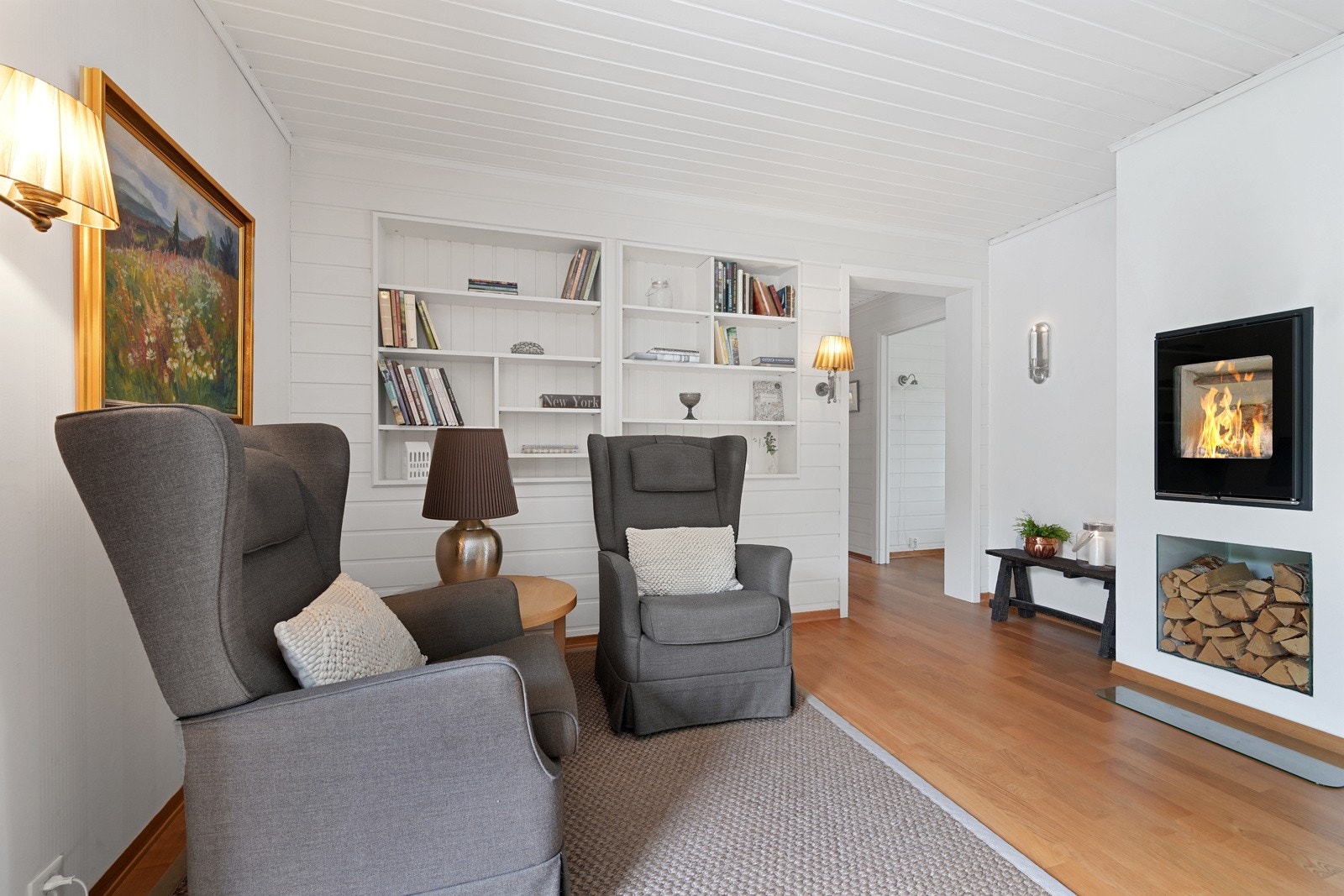 Da fortsetter vi på innsiden og her ser vi lesekroken med både peis og tv Galleribilde