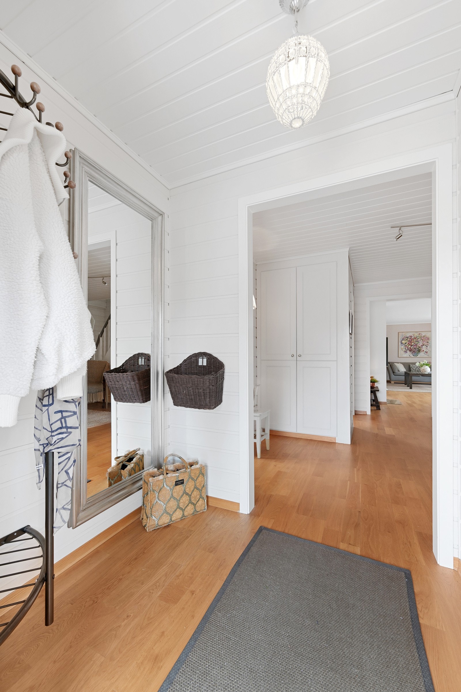 Her ser vi fra vindfanget og videre mot den romslige hallen og stua Galleribilde