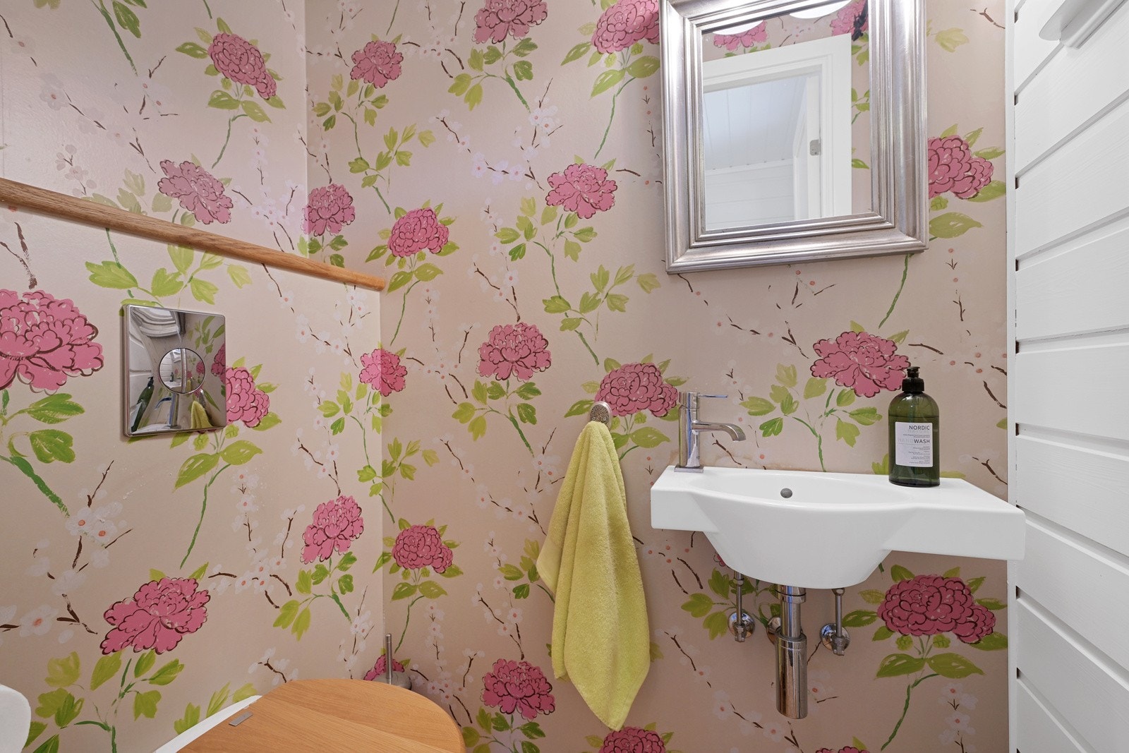 Vi forstsetter inn i huset og rett på innsiden finner vi et wc-rom Galleribilde