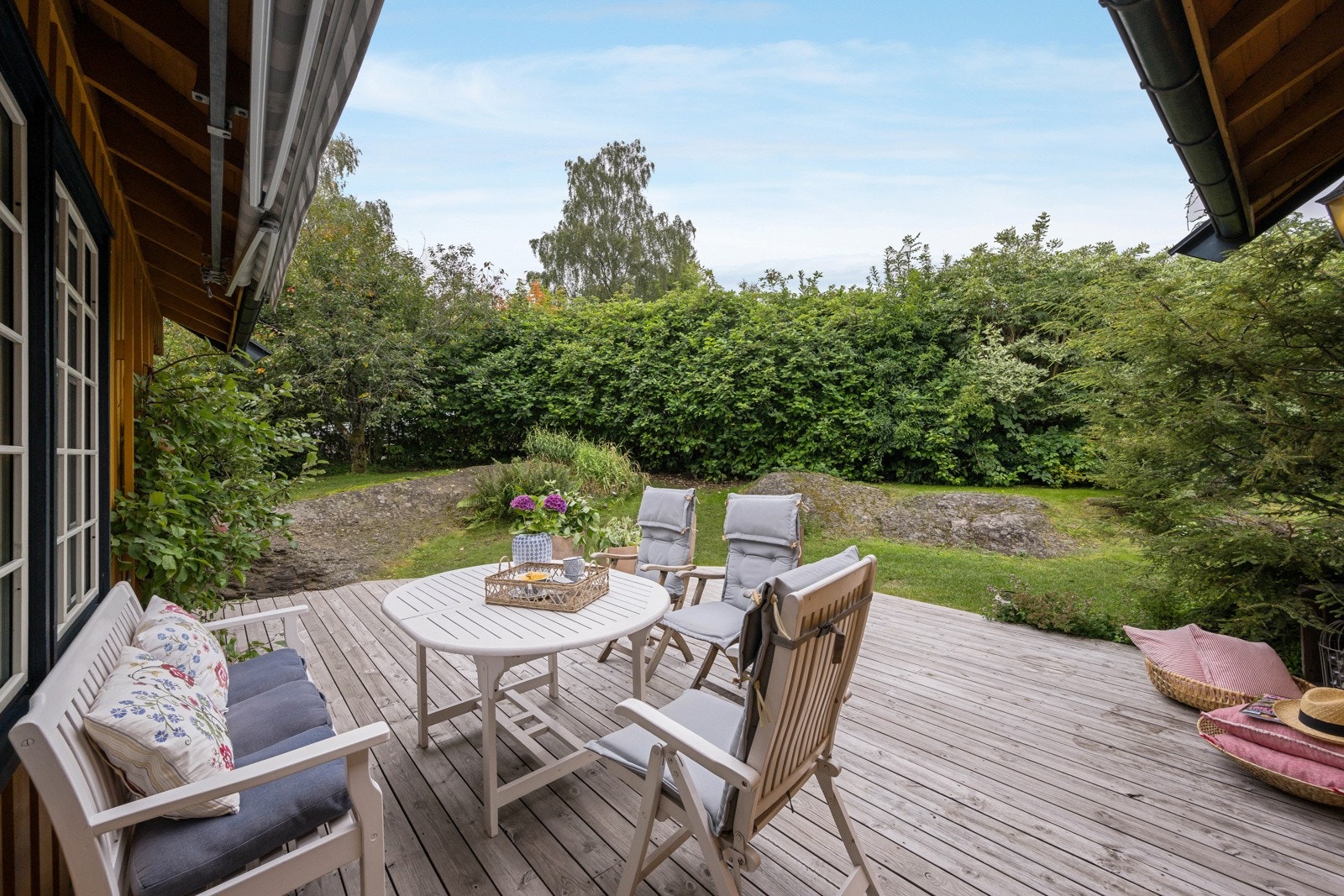 En lun og usjener terrasse mot vest med stor markise Galleribilde