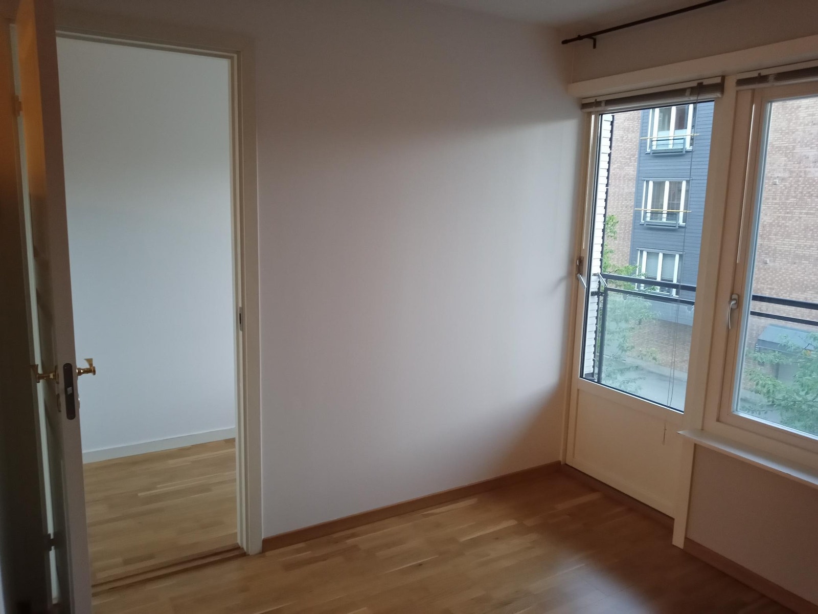 Stue mot soverom og balkong Galleribilde