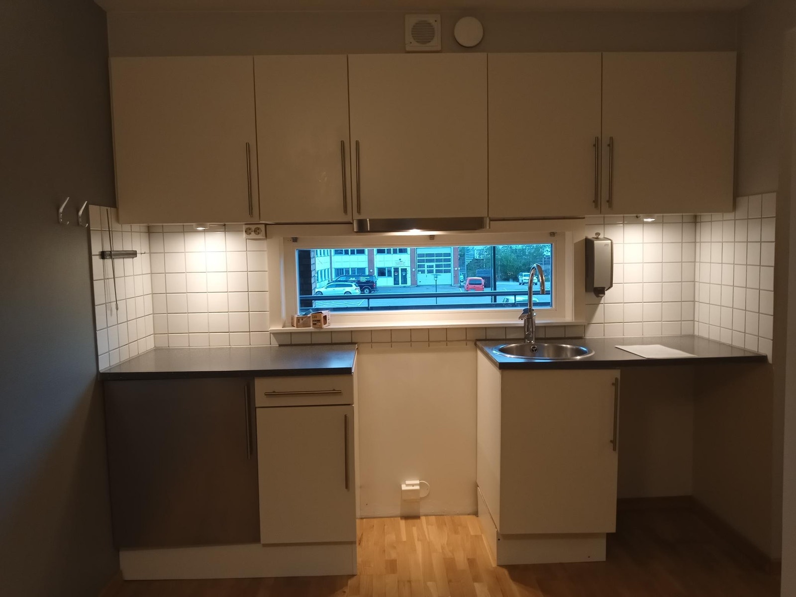 Kjøkken med innebygd kjøleskap og oppvaskmaskin (montert etter bildet) og plass til komfyr Galleribilde