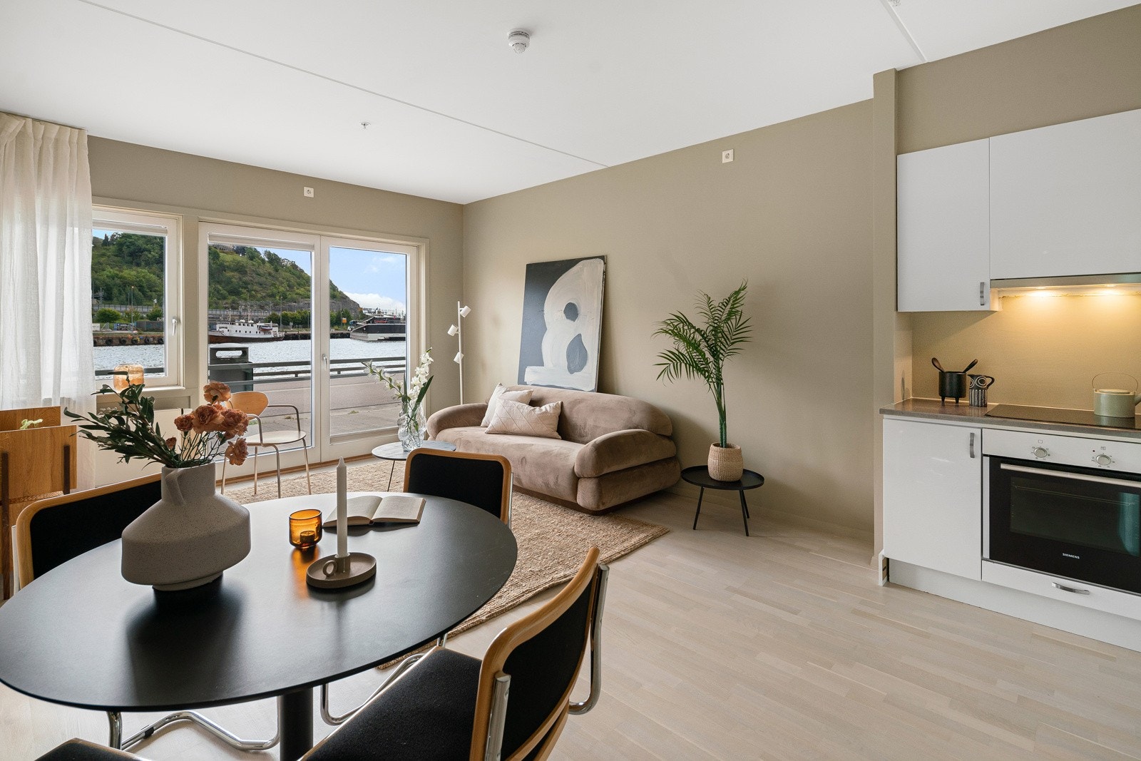 Leiligheten har en flott og sosial stue og kjøkkenløsning. Galleribilde