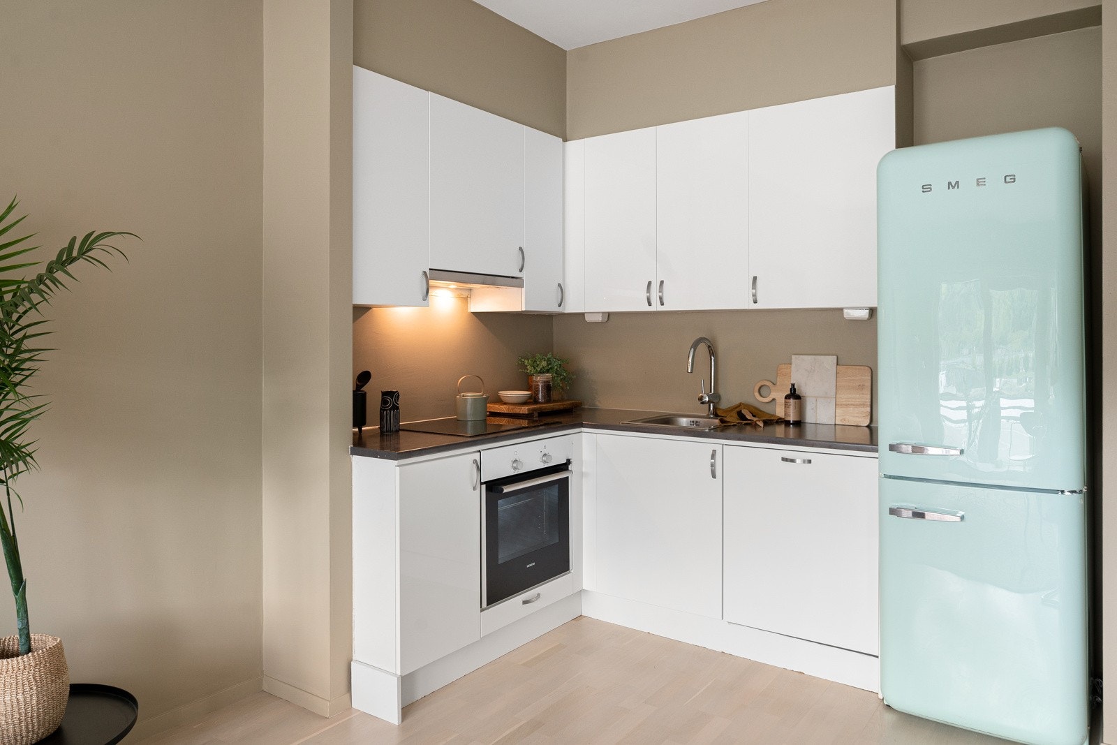 Pent kjøkken med gode oppbevaringsmuligheter. Galleribilde