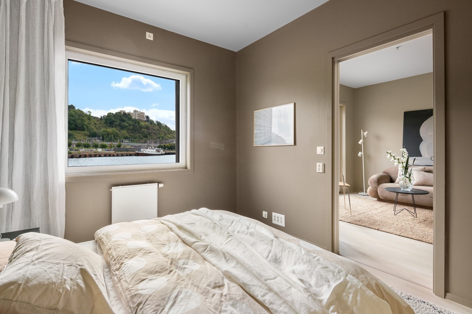 Flott soverom med god plass til dobbeltseng. Galleribilde