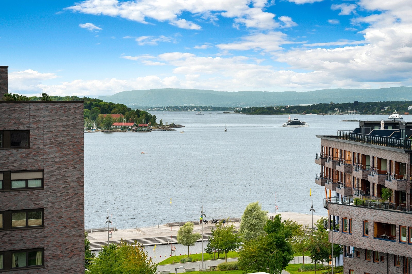 ??over fjorden Galleribilde