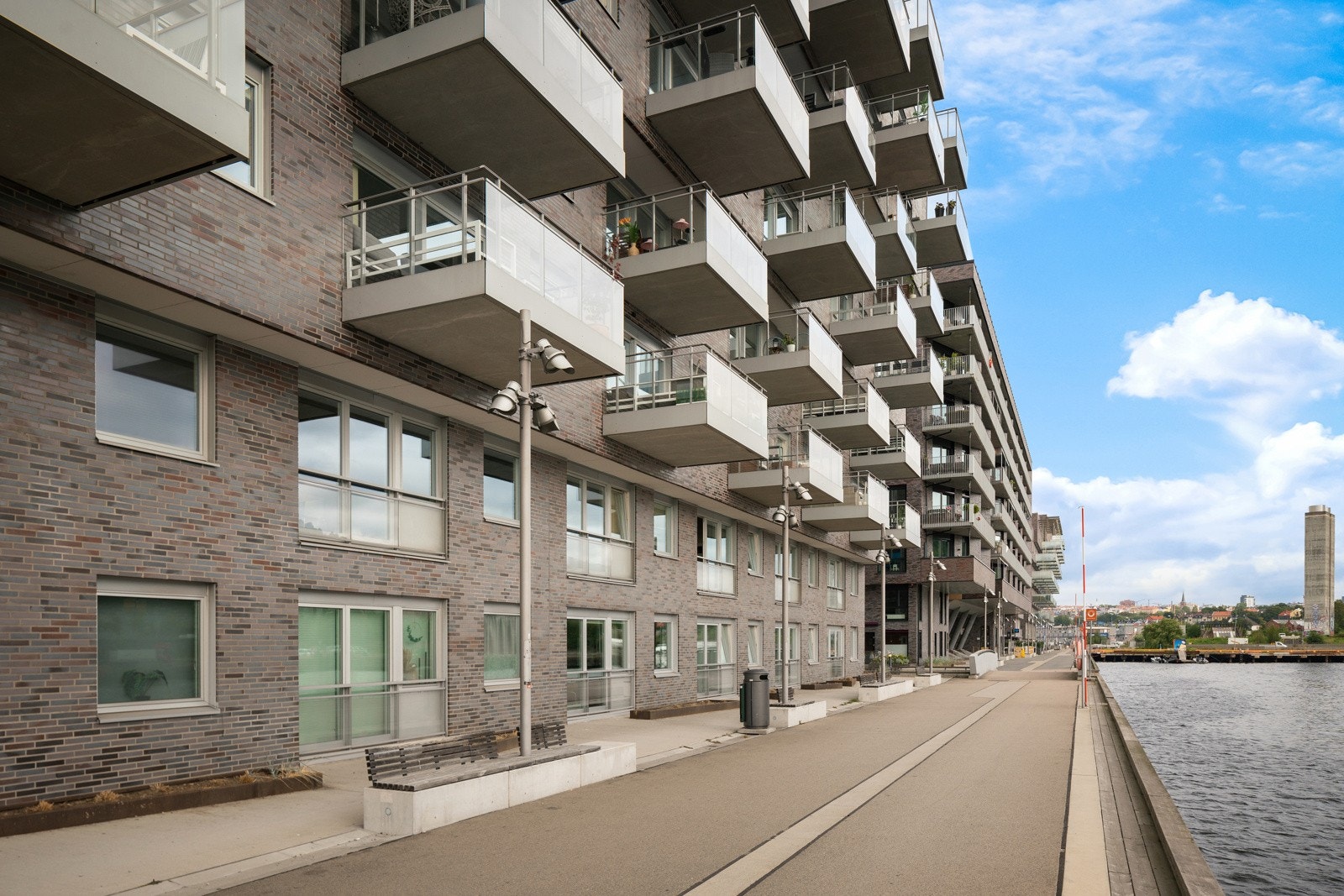 Moderne boligkompleks med sjøen som nabo. Galleribilde