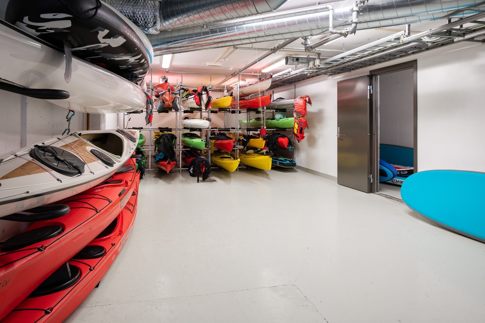 Beboerne i sameiet har tilgang til felles kajakkbod. Galleribilde