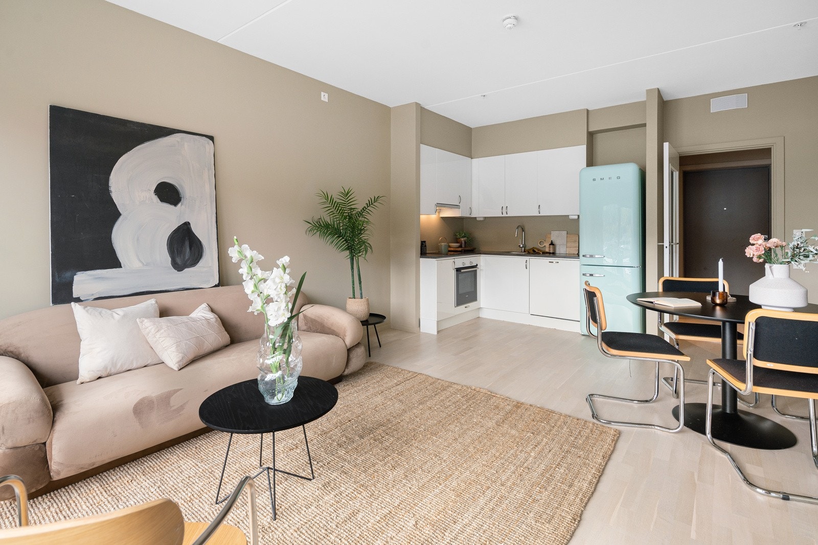 Stuen har en fin størrelse og kan enkelt innredes med sofagruppe og spisebord. Galleribilde