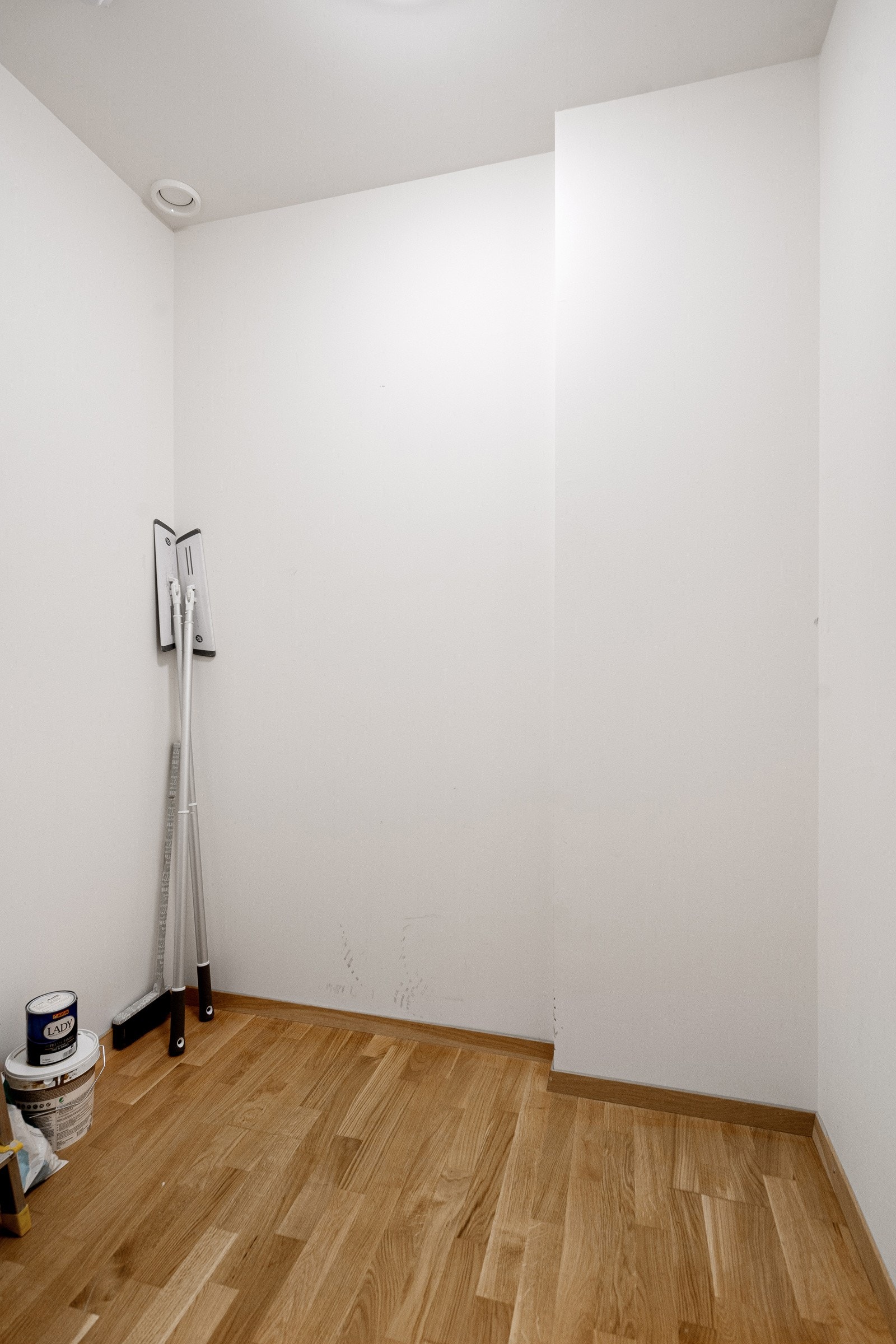 Leiligheten disponerer en bod på 2,3 kvm vegg i vegg med leiligheten. Galleribilde