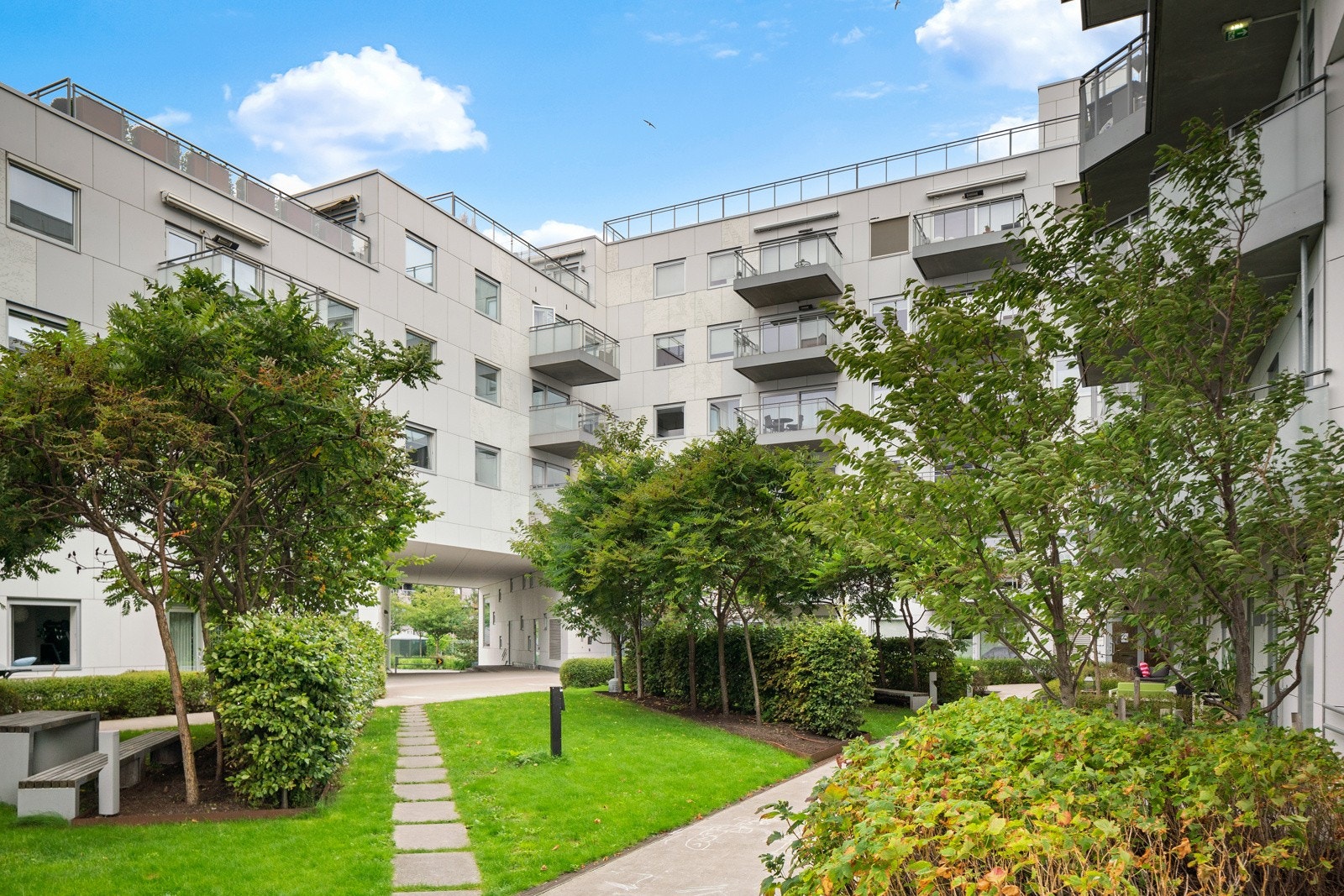 Sameiet har et frodig og flott gårdstun. Adkomst til leiligheten er via gårdstunet. Galleribilde