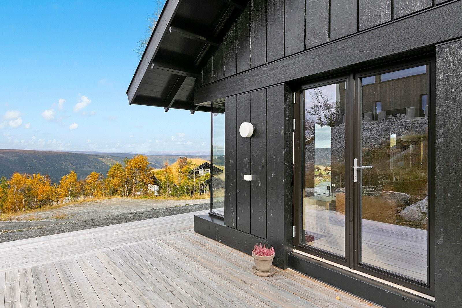 Hytten har en unik utforming som byr på en stor terrasse på 38 kvm. med utgang fra stuen Galleribilde