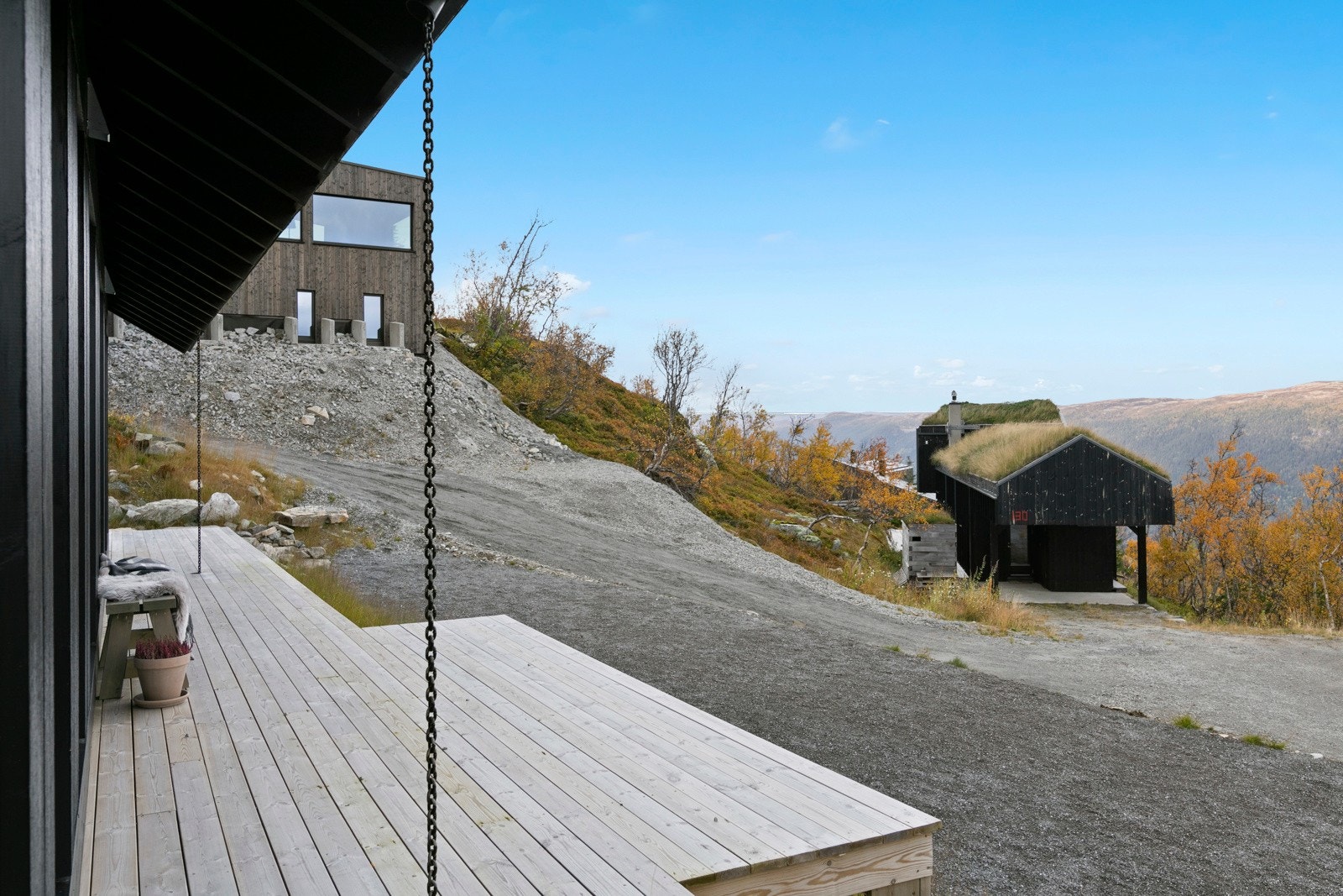 Fra stuen er det utgang til hyttens terrasse som strekker seg på ca. 38 kvm på hyttens vestside Galleribilde