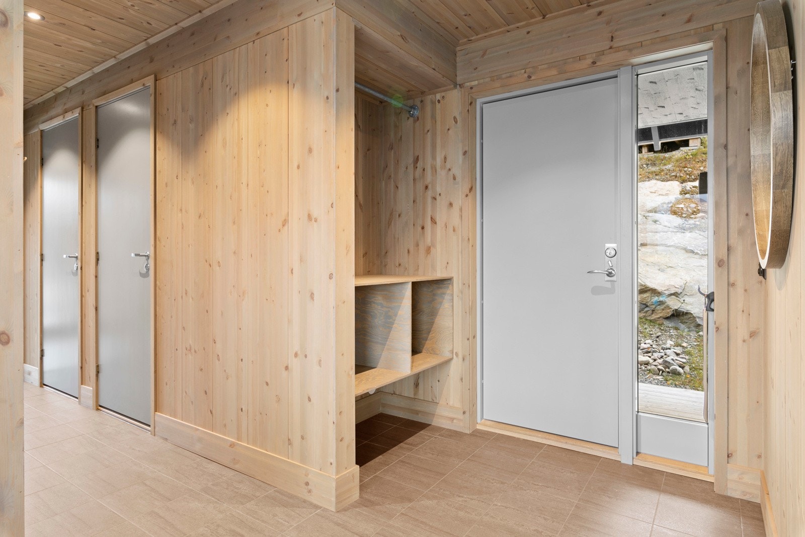 Velkommen inn i en innbydende og romslig entré med praktiske, plassbygde oppbevaringsløsninger Galleribilde