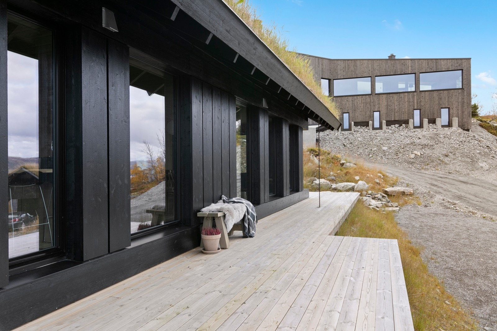 Her kan du nyte naturen med flott utsikt over fjellene Galleribilde