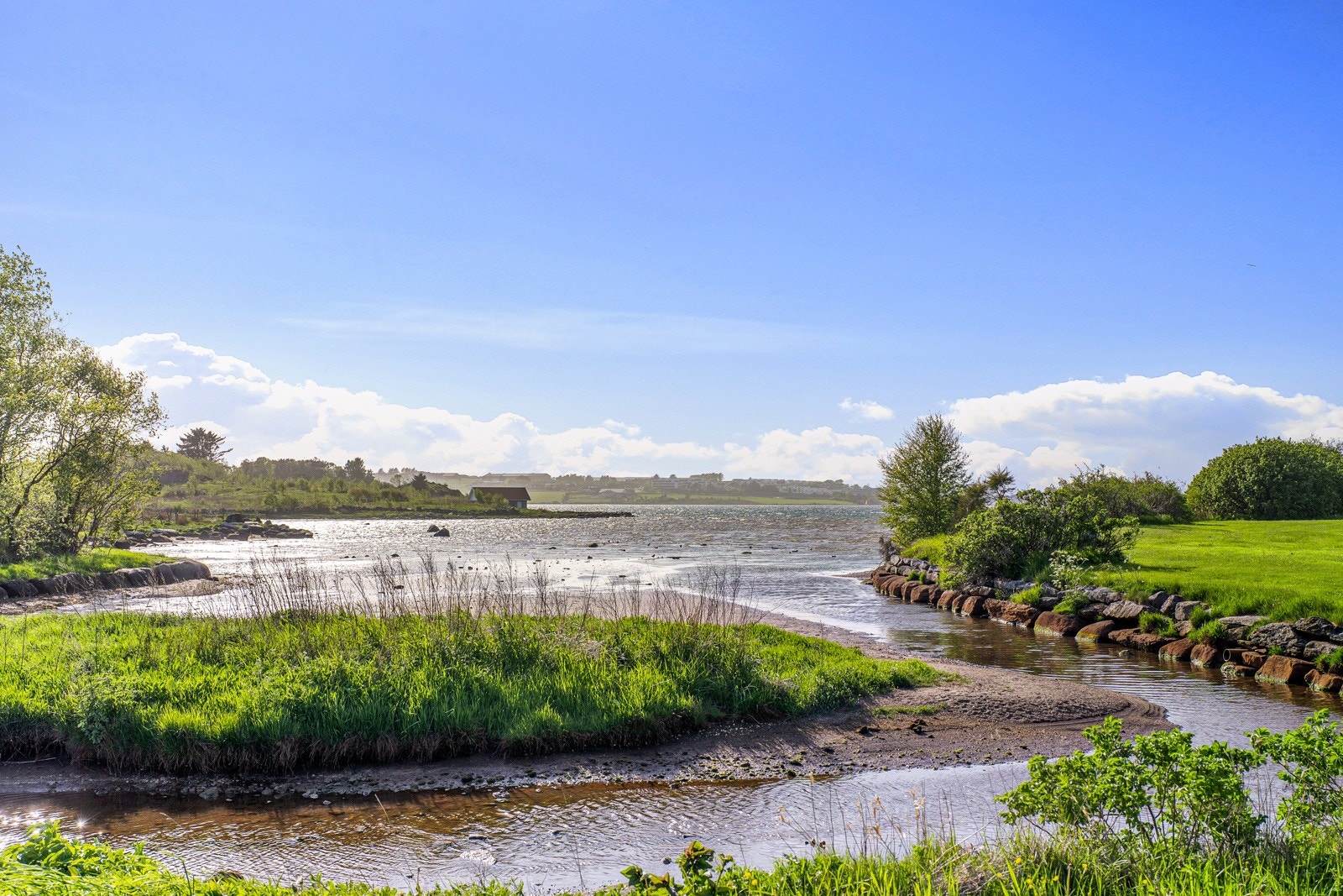 Ved Hafrsfjorden kan du finne rekreasjon langs turstien gjennom året, og på sommeren inviterer fjorden til badelykke, båtliv og late dager i solen. Galleribilde