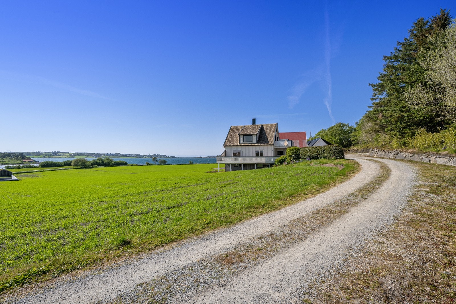 Tunet har adkomst via en gruset gårdsvei, og er både usjenert og solrikt. Galleribilde