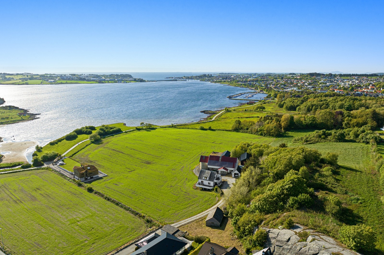Velkommen til Hestnesveien 51 - et idyllisk småbruk med fantastisk beliggenhet. Galleribilde