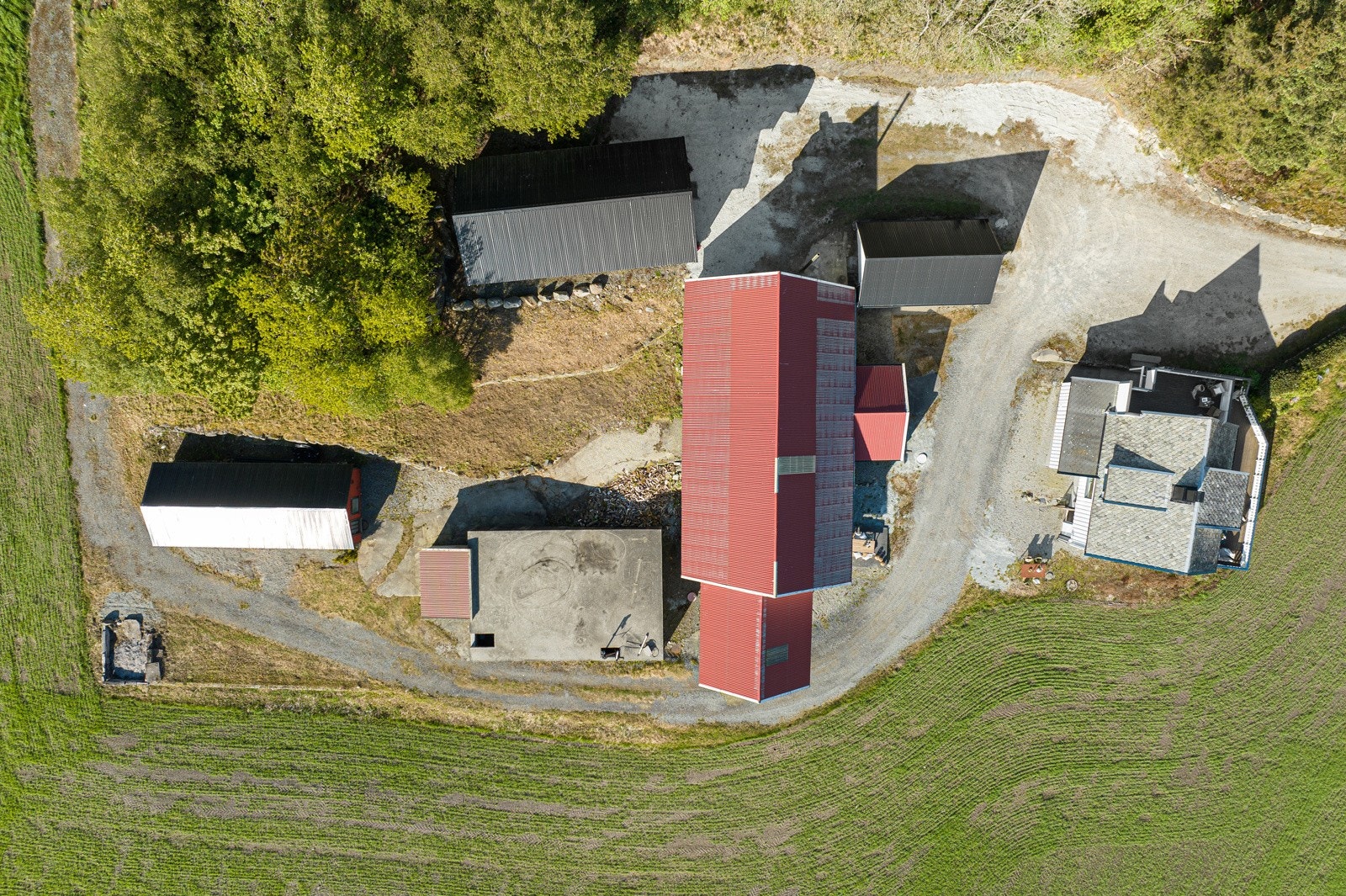 I tillegg til boligen er det oppført to garasjer, festlokale, stall og driftsbygning med silo på utsiden. Galleribilde