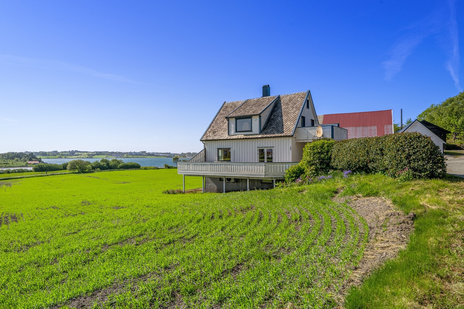 Tunet er usjenert og solrikt, og har en enebolig med to verandaer. Galleribilde