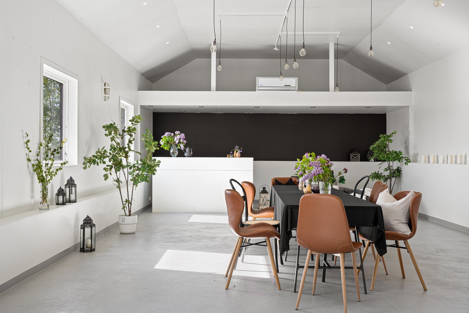 I himlingen er det både downlights og lysskinner. Galleribilde