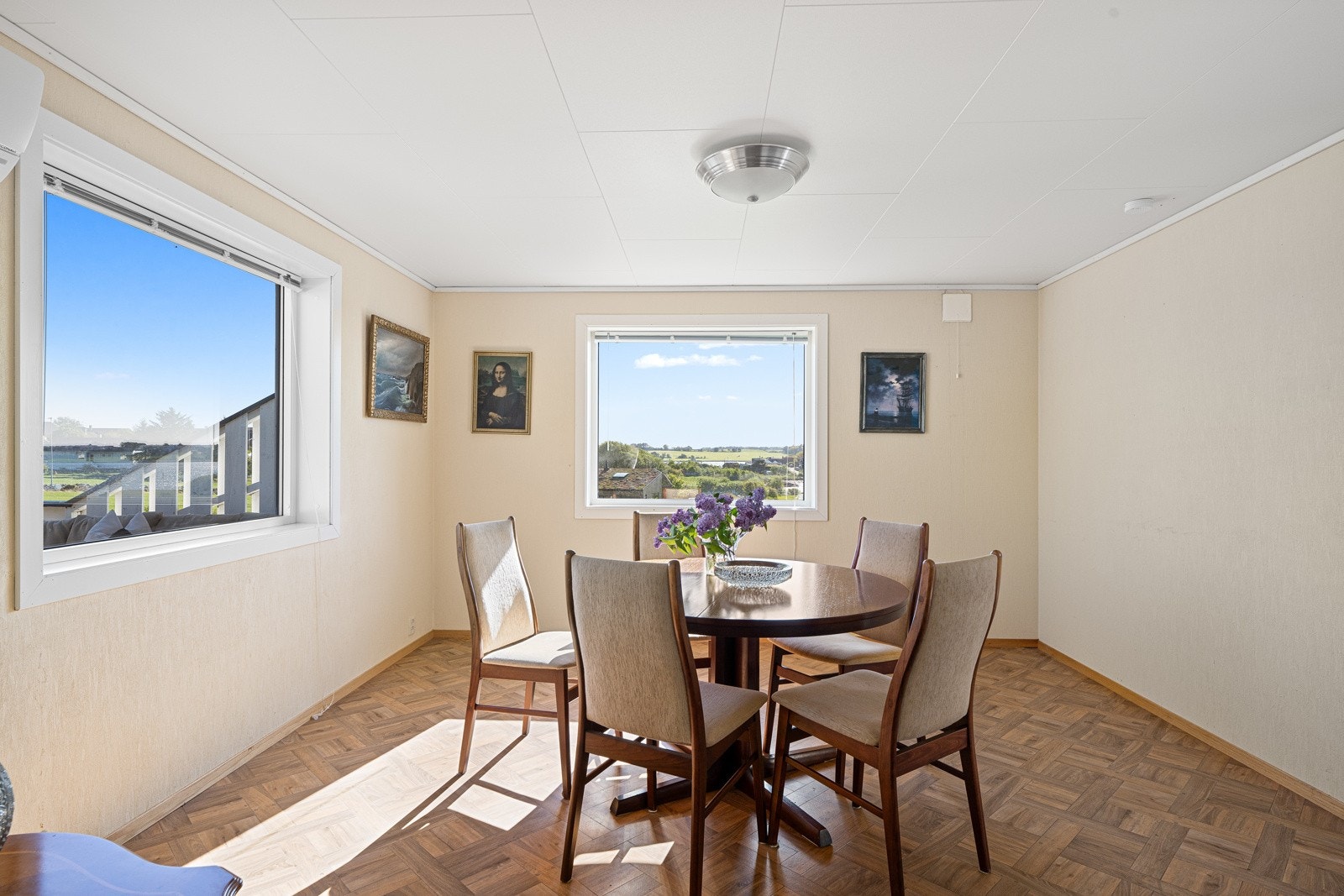Spisestuen har to vinduer fra 2014 som gir flott lysinnslipp. Galleribilde